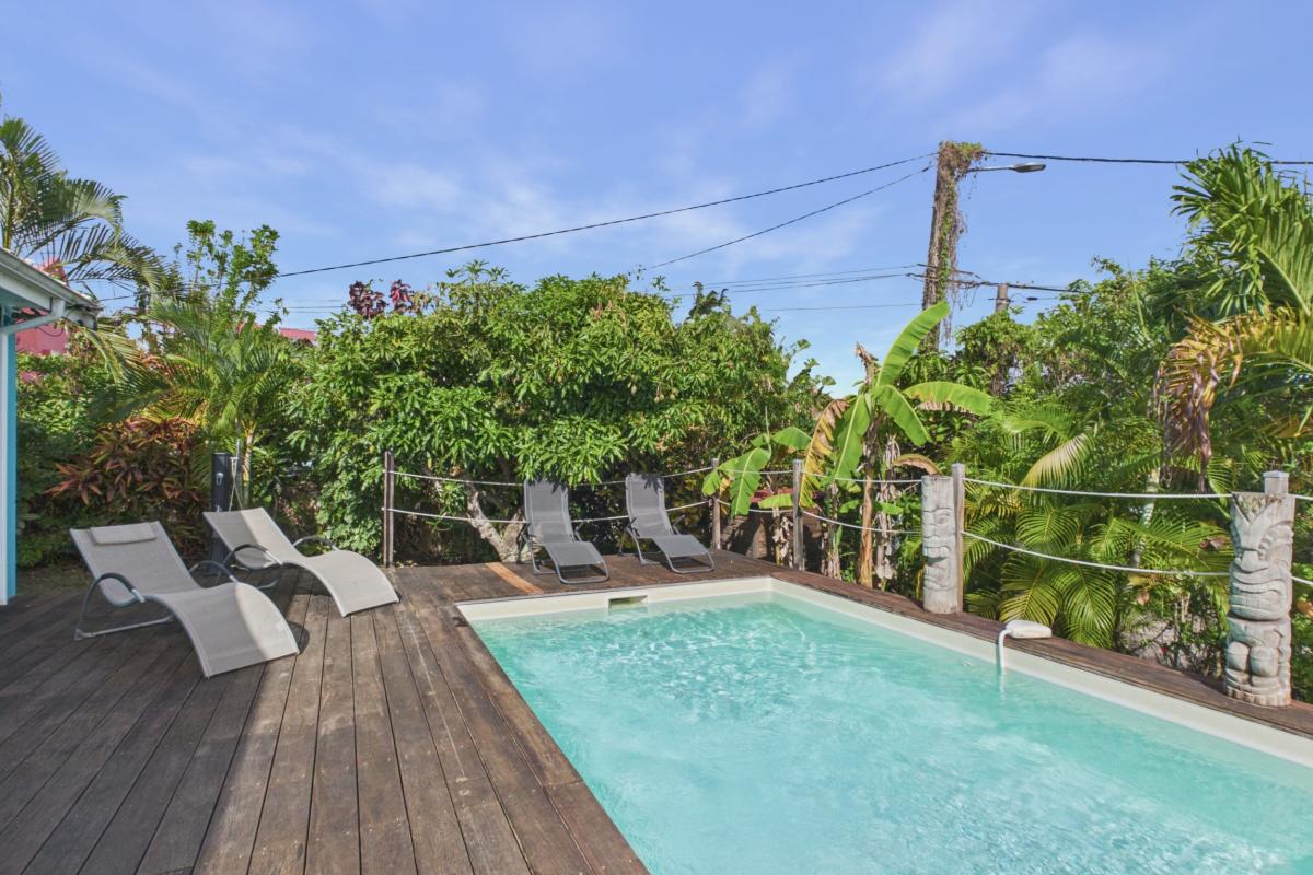 piscine-4 chambres-villa-sainte-luce-8-personnes - fauteuil piscine